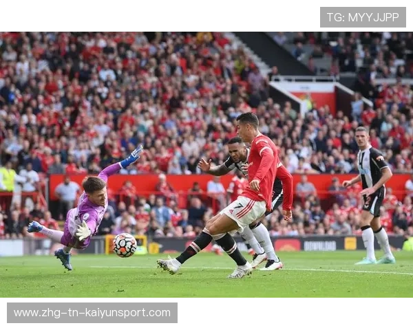 C罗再次梅开二度，曼联4-0大胜热刺，士气高涨